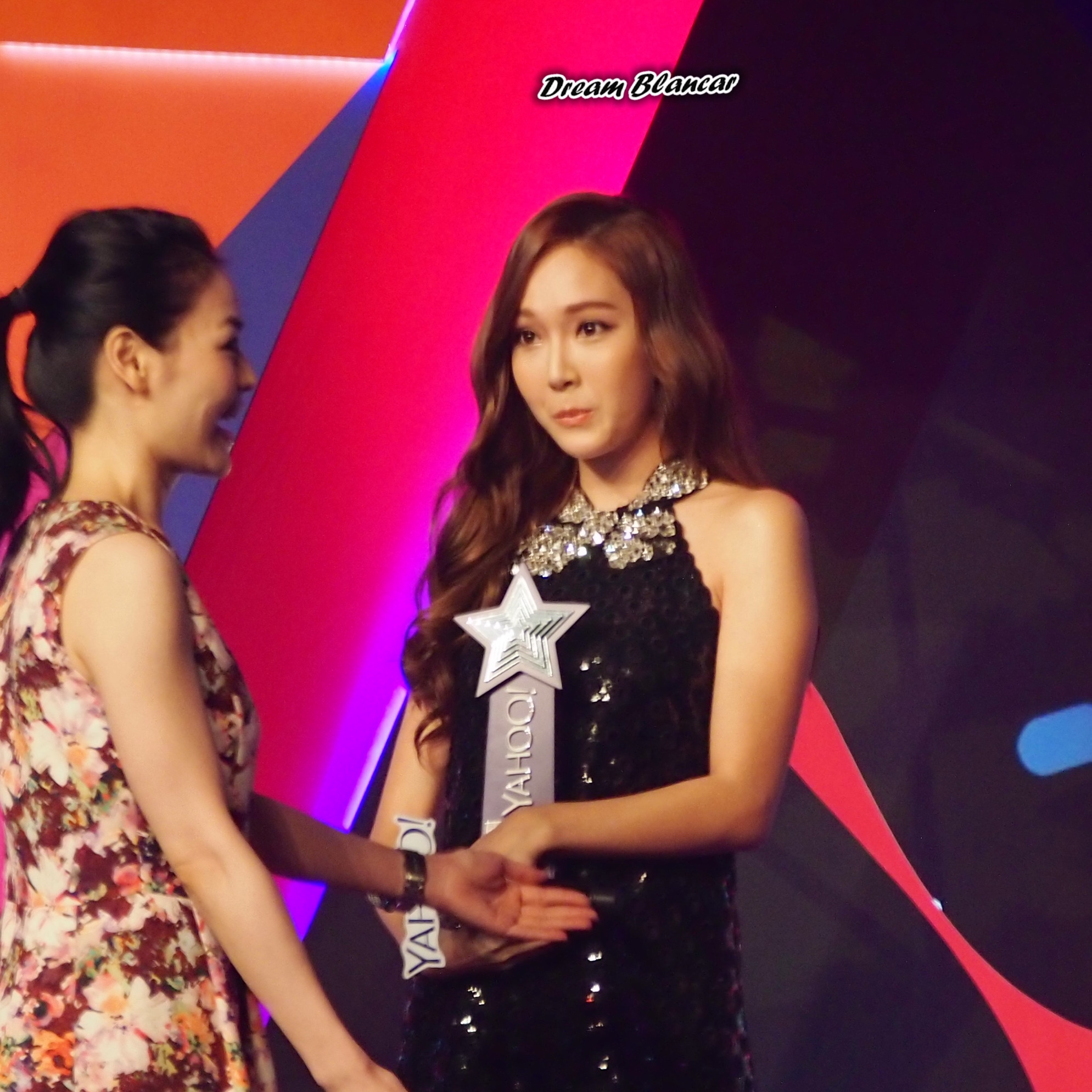 [PIC][07-12-2014]Jessica khởi hành đi Hồng Kông để tham dự "Yahoo Asia Buzz Award 2014" vào sáng nay - Page 3 005UaWExjw1end82qxsovj31j91j9kdk