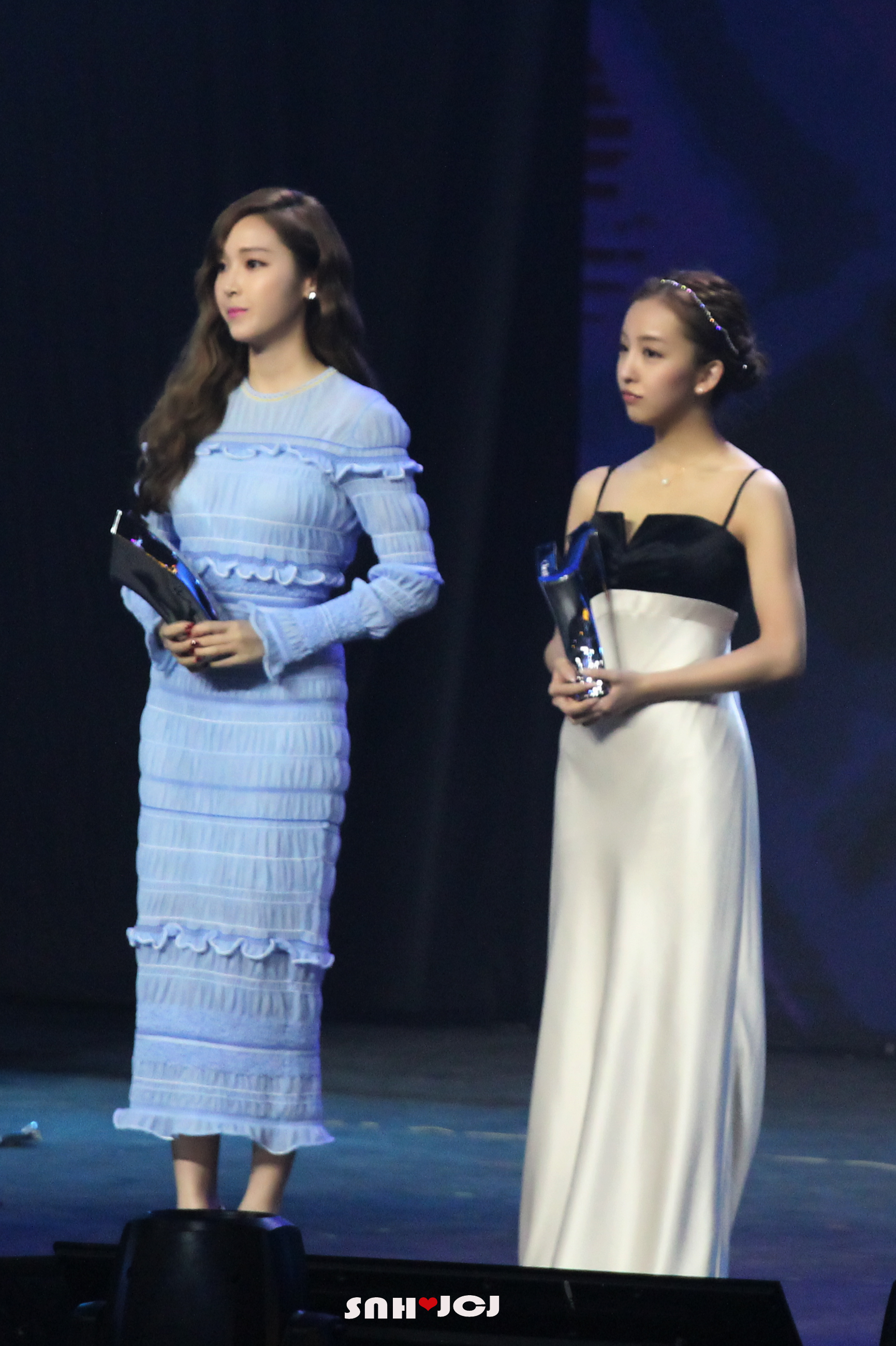 [PIC][10-04-2016]Jessica khởi hành đi Bắc Kinh - Trung Quốc để tham dự "THE 4TH VCHART AWARDS" vào sáng nay - Page 3 005YqsKEjw1f2s1a9m55cj31c32061ky