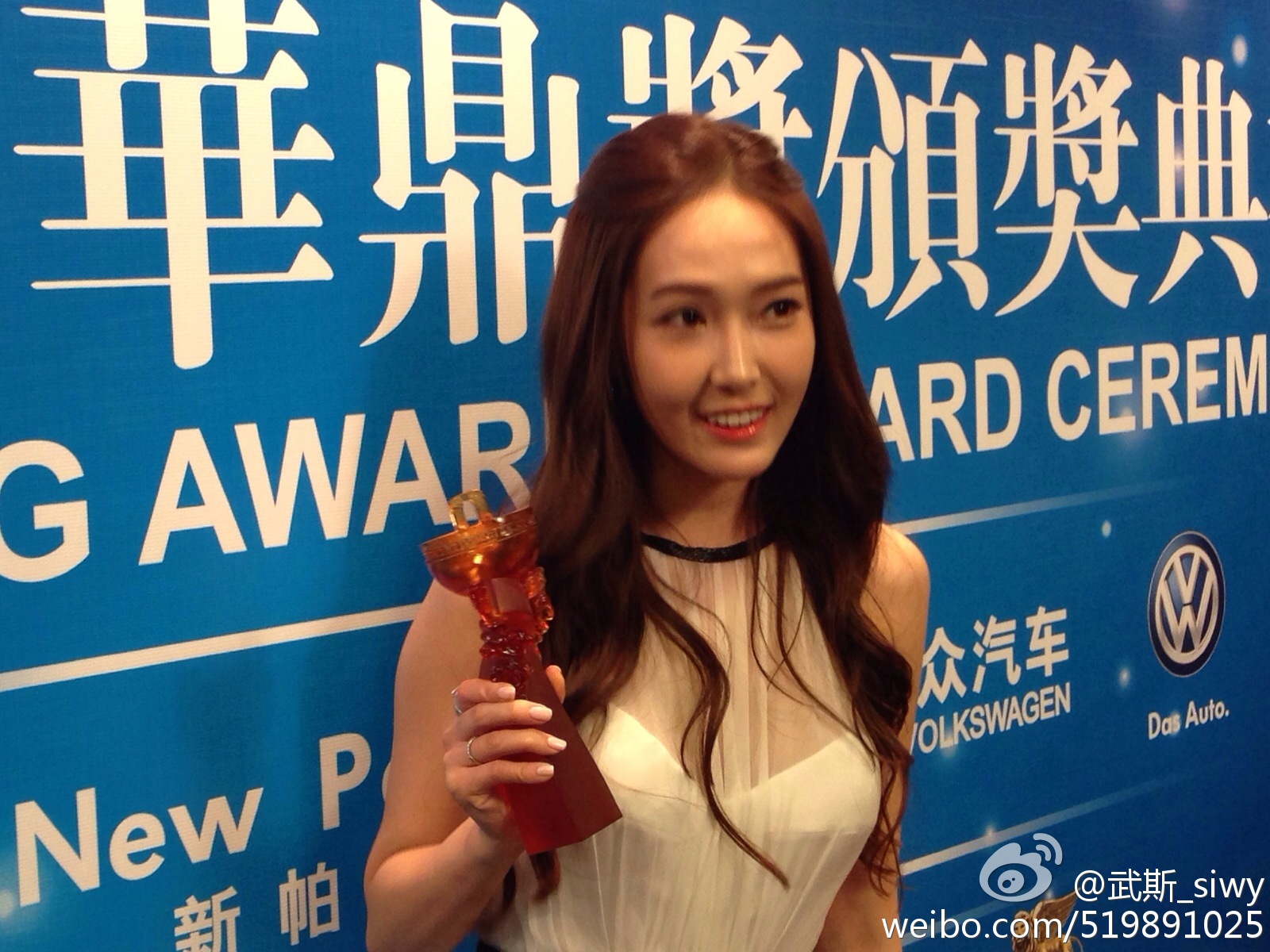 [PIC][07-10-2013]Jessica khởi hành đi Macao để tham dự "10th Huading Award" vào sáng nay 45f41186jw1e9d2k1am95j218g0xcqew