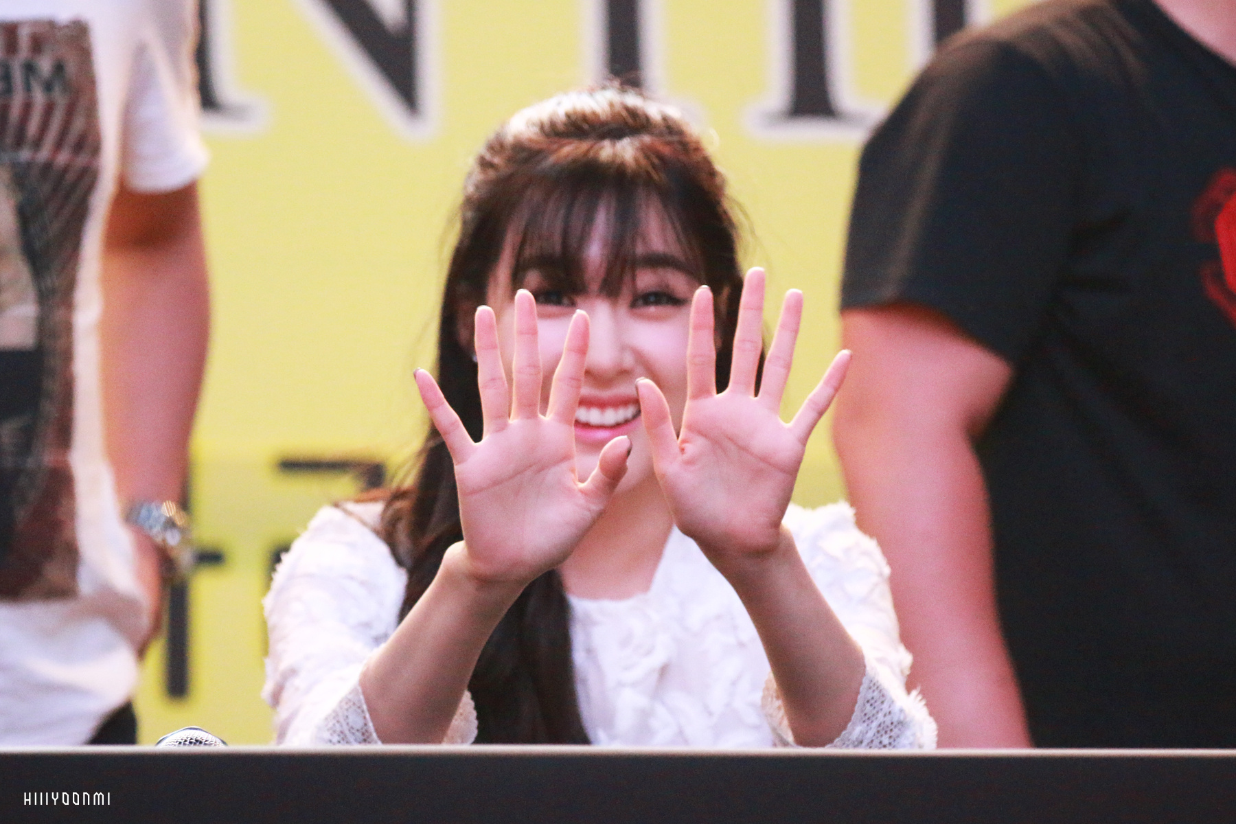 [PIC][27-08-2015]SNSD tham dự buổi fansign đầu tiên cho Album thứ 5 - "LION HEART" vào tối nay 46479817gw1evo9nlta4xj21e00xckaz