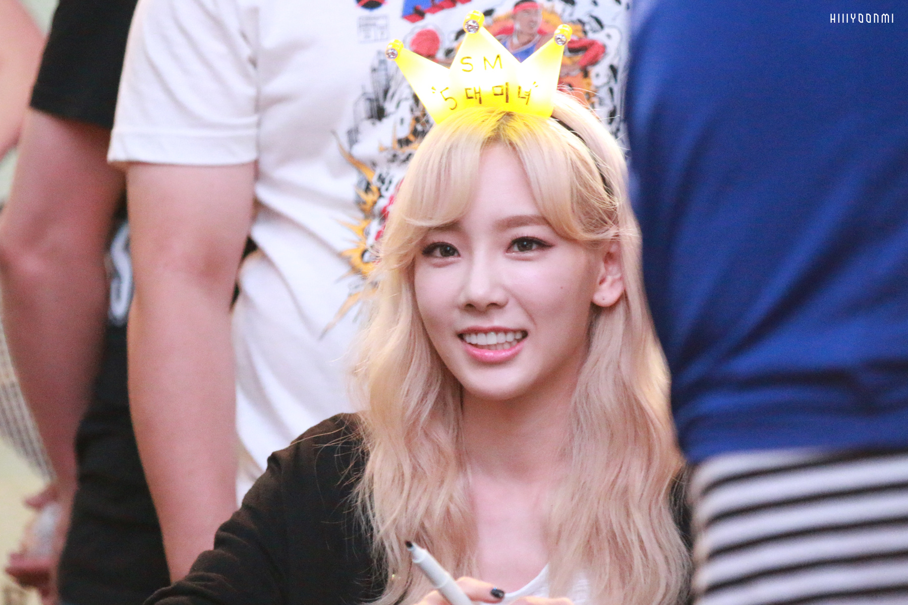 [PIC][27-08-2015]SNSD tham dự buổi fansign đầu tiên cho Album thứ 5 - "LION HEART" vào tối nay 46479817gw1evoc28ce2ej21e00xcwzf