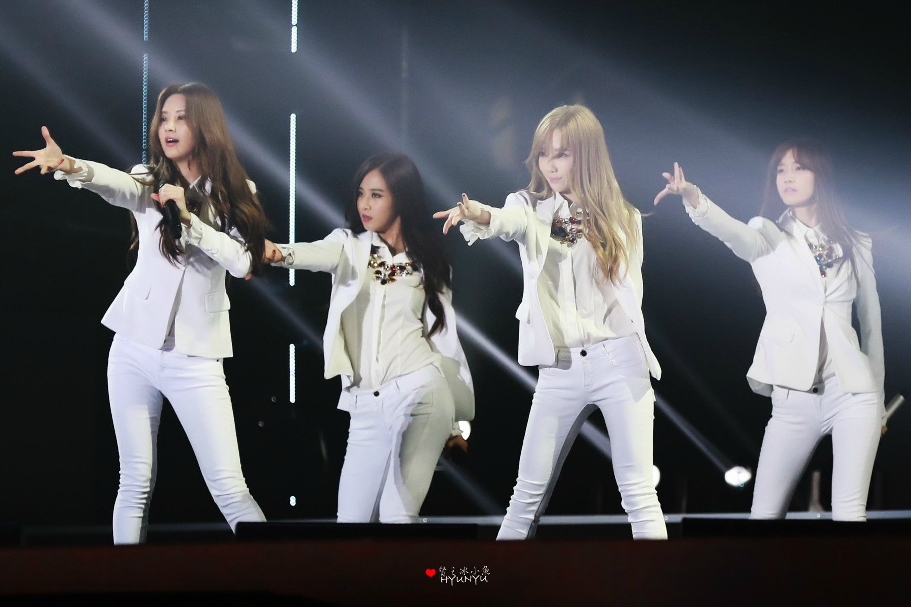 [PIC][24-10-2014]SNSD khởi hành đi Trung Quốc để biểu diễn tại "MBC Korean Music Wave in Beijing 2014" vào chiều nay - Page 3 58cb28eajw1elopkp29u8j21e00xc7b8