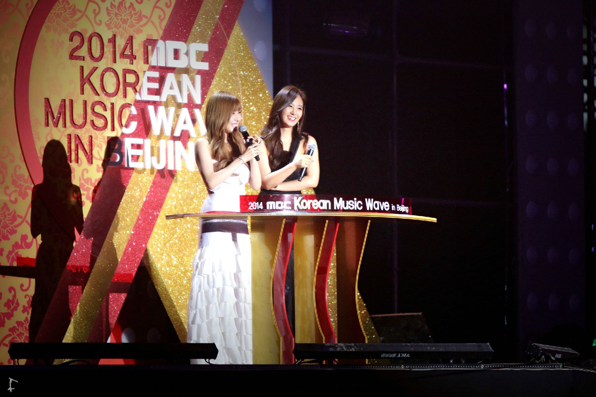 [PIC][24-10-2014]SNSD khởi hành đi Trung Quốc để biểu diễn tại "MBC Korean Music Wave in Beijing 2014" vào chiều nay - Page 8 61f28070tw1elvpdkzuypj21kw11x11m