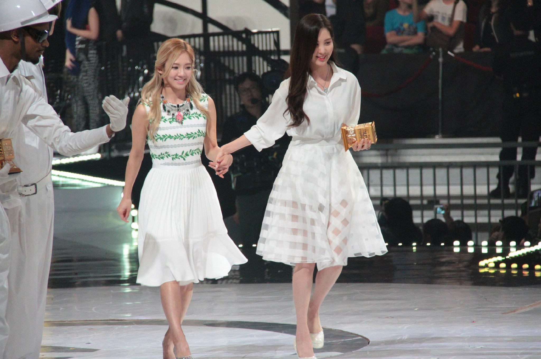 [PIC][22-11-2013]SeoHyun và HyoYeon khởi hành đi Hồng Kông để tham dự "2013 Mnet Asian Music Awards" vào sáng nay - Page 4 65c5041dgw1eawjzfj8ibj21kw11sdrf