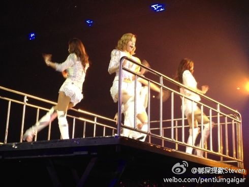 [PREVIEW/FANTAKEN][15-012012][UPDATE] SNSD @ HK Concert! 66b824f1jw1dp3e52co5gj