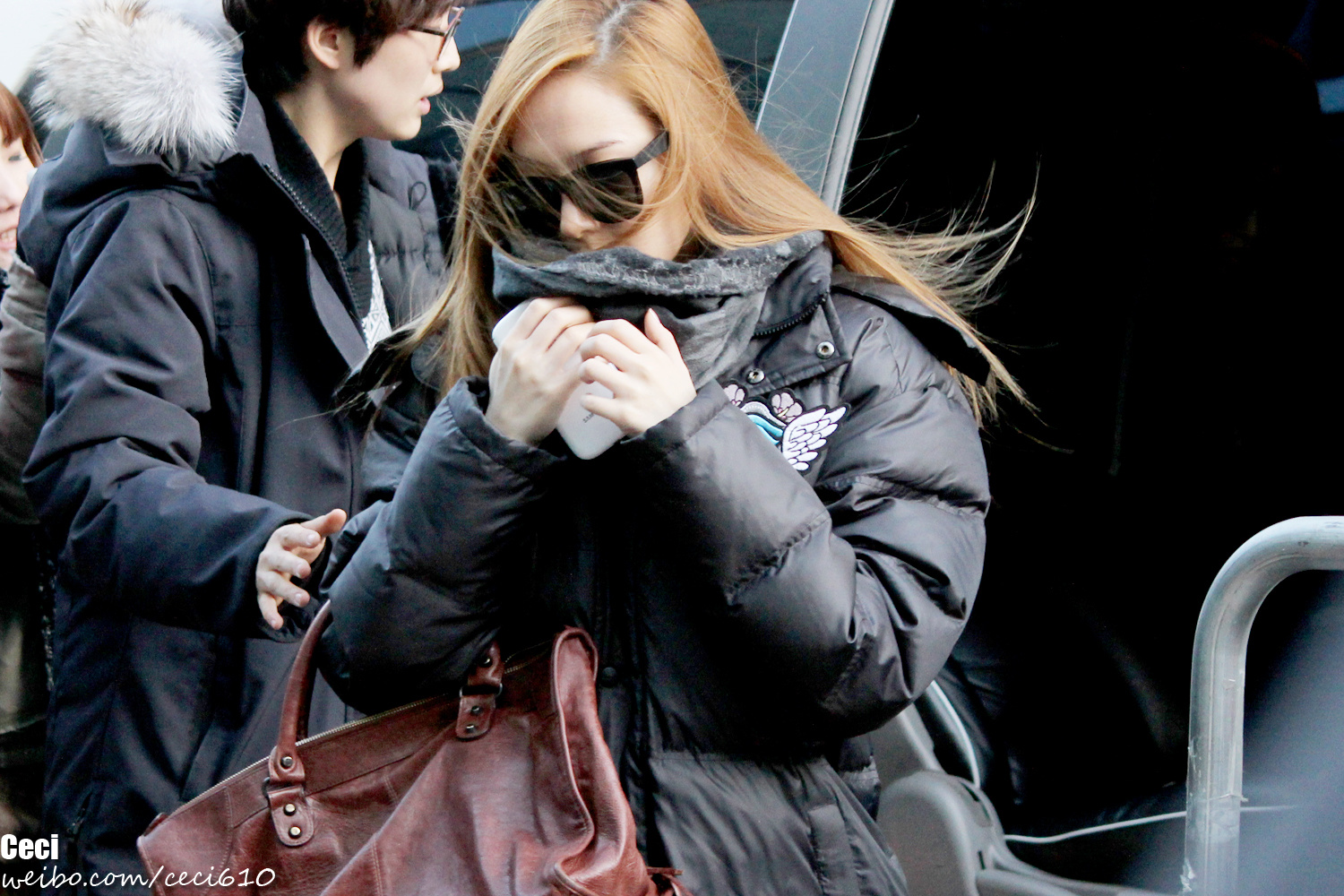 [PIC][25-01-2013]SNSD xuất hiện tại toà nhà của KBS để ghi hình cho chương trình "Music Bank" vào hôm nay 66eb31d9gw1e1bvw8b2e6j