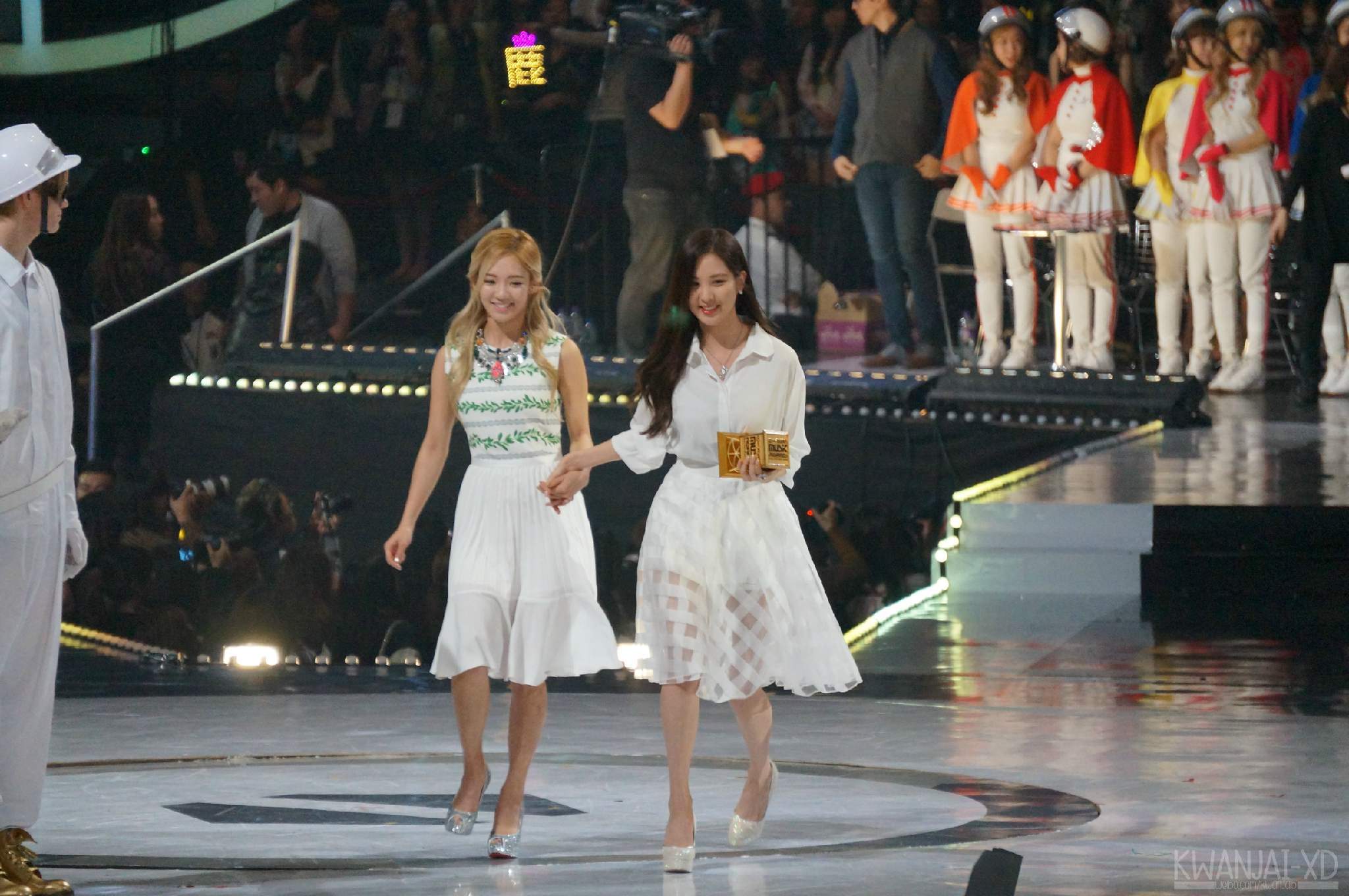 [PIC][22-11-2013]SeoHyun và HyoYeon khởi hành đi Hồng Kông để tham dự "2013 Mnet Asian Music Awards" vào sáng nay - Page 2 6961f7a8gw1eavfkn8ynvj21kw11s0z3