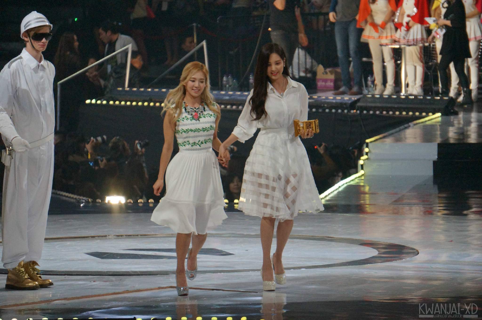 [PIC][22-11-2013]SeoHyun và HyoYeon khởi hành đi Hồng Kông để tham dự "2013 Mnet Asian Music Awards" vào sáng nay - Page 2 6961f7a8gw1eavfkq9yurj21kw11sdm8