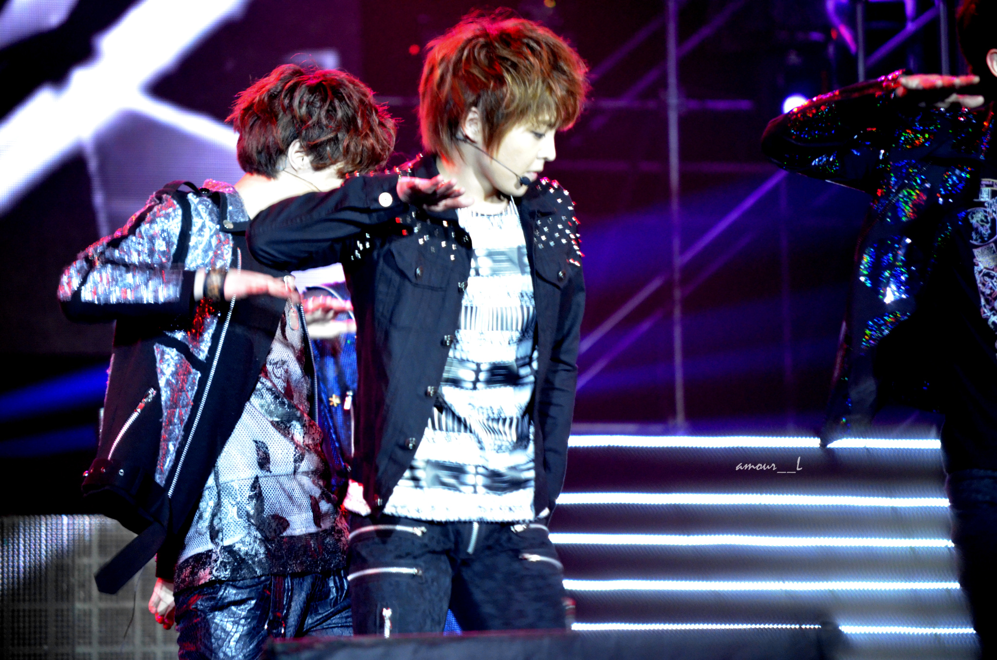 [Fantaken] 281012 EXO M XiuMin @ Yangtze River Music Festival 696362bejw1dychstp4j0j