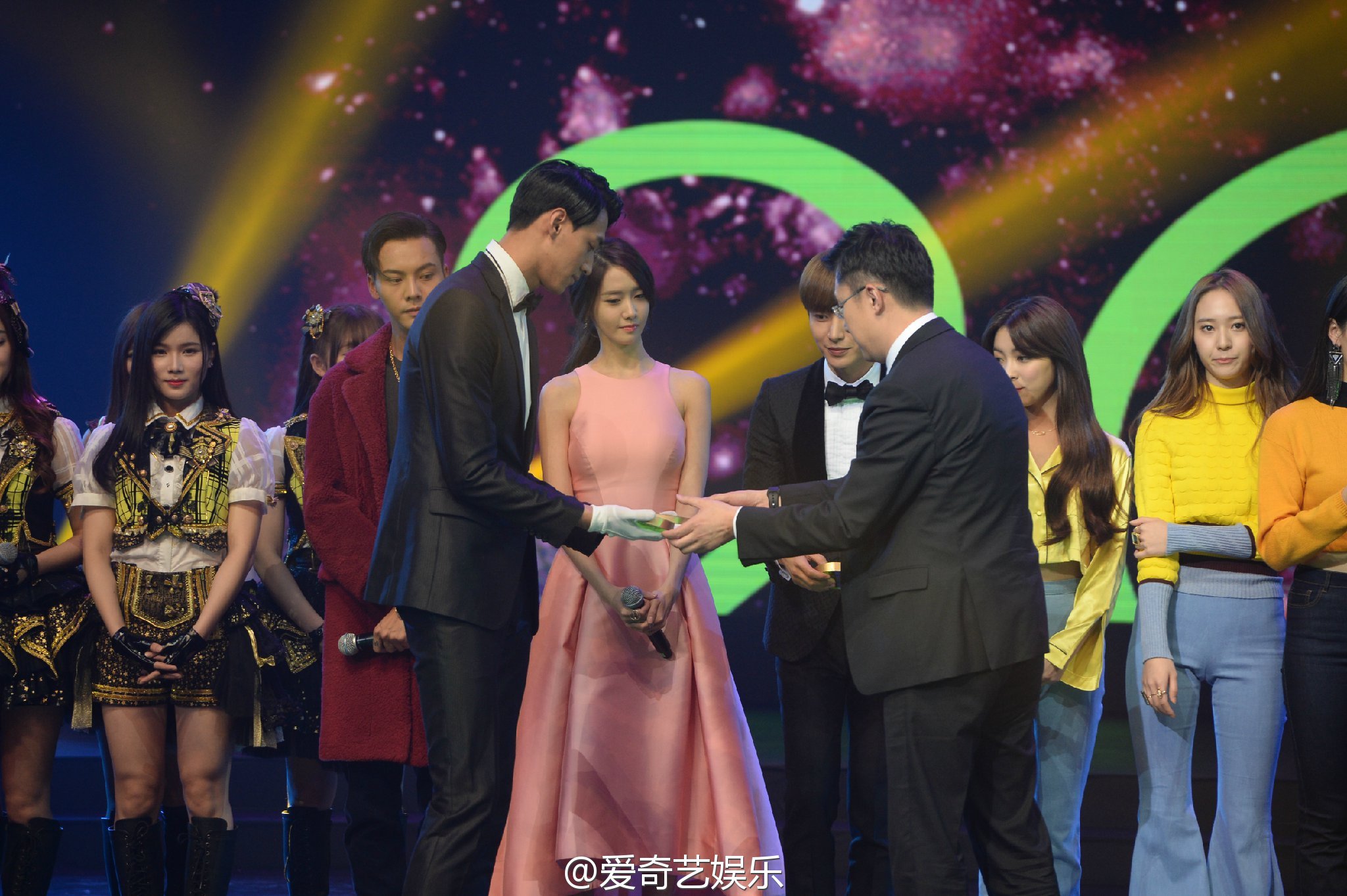 [PIC][05-12-2015]YoonA khởi hành đi Trung Quốc để tham dự "2016 iQiYi Concert 'ALL-STAR CARNIVAL'" vào sáng nay 6a165c19jw1eyp2ta761mj21kw11v7ed