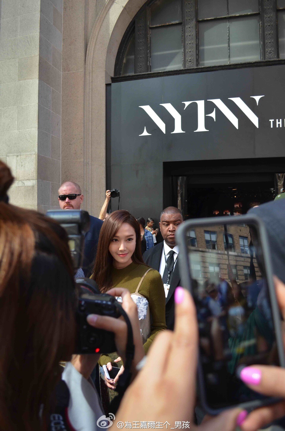 [PIC][13-09-2016]Jessica tham dự "New York Fashion Week 2017 - VERA WANG Show" vào hôm nay 6a6d3496gw1f7sz8coxn8j20qo14adnq