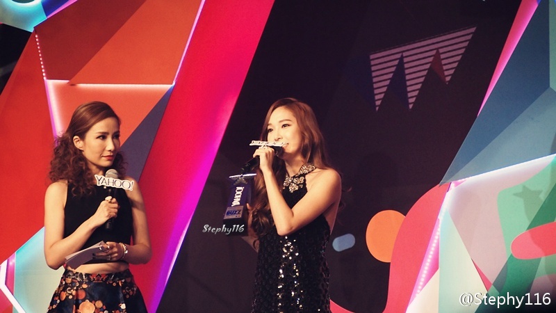 [PIC][07-12-2014]Jessica khởi hành đi Hồng Kông để tham dự "Yahoo Asia Buzz Award 2014" vào sáng nay - Page 3 6c75e0c8gw1eov7ifogc1j20m80cidio