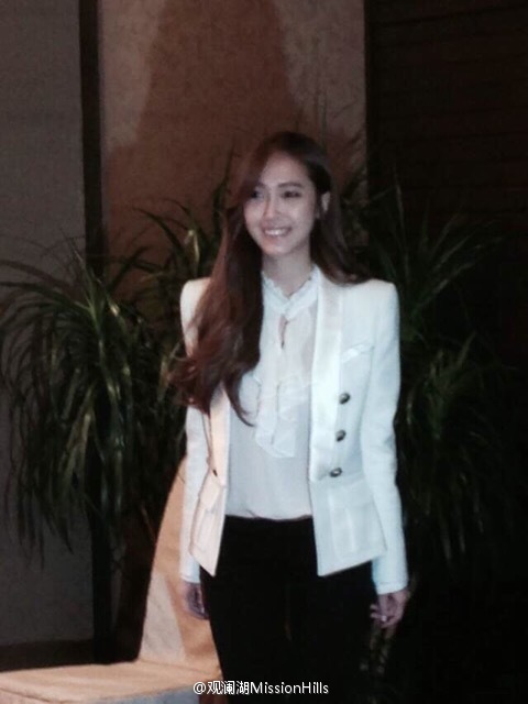 [PIC][23/24/25/26-10-2014]Jessica xuất hiện tại Trung Quốc để tham dự "Stars of 2014 Mission Hills World Celebrity Pro-Am" vào trưa nay 6c9ca061jw1ellc9gzp7yj20dc0hs0tv