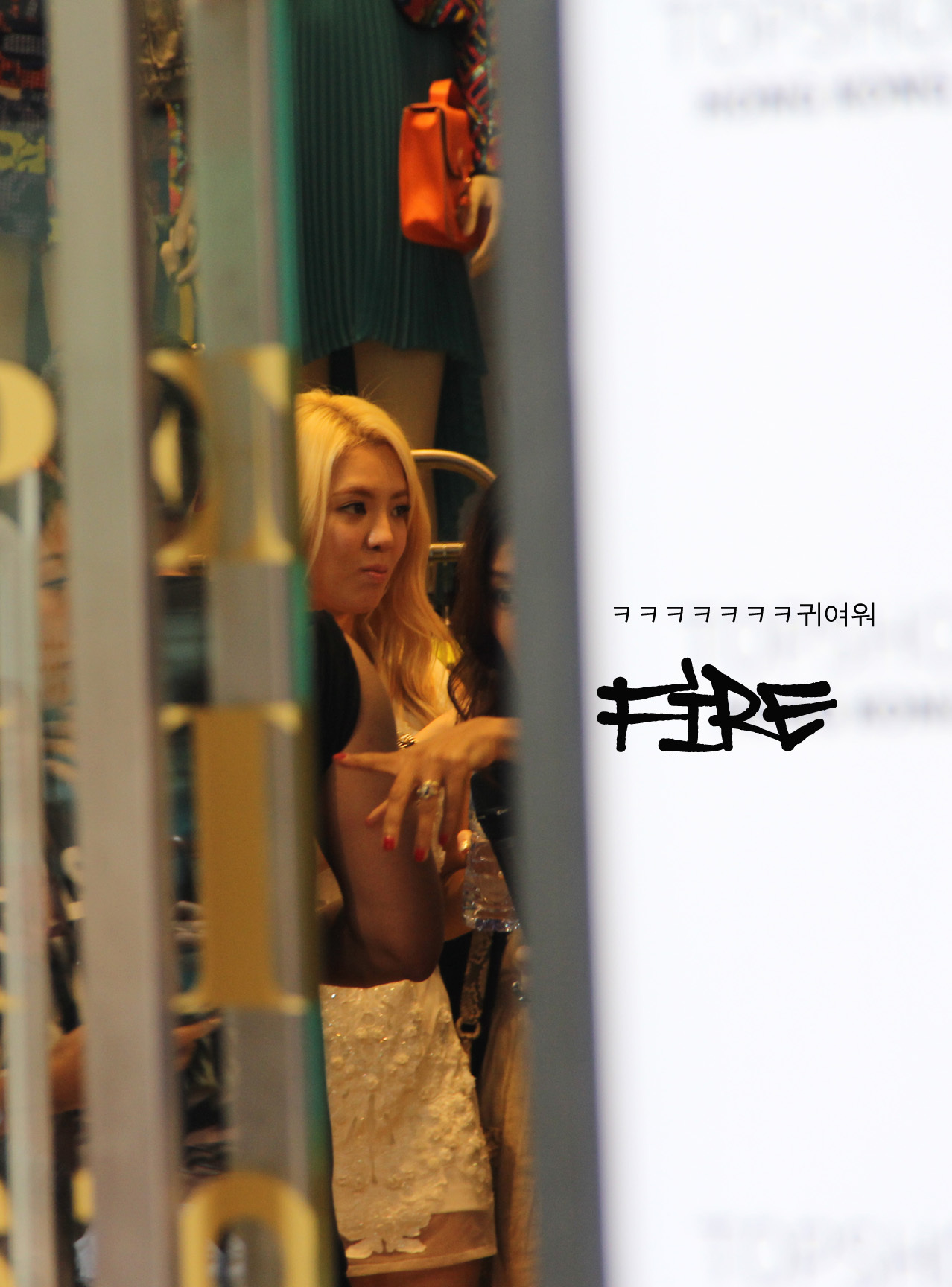 [PIC][06-06-2013]HyoYeon khởi hành đi Hồng Kông để tham dự Lễ khai trương cửa hàng "Topshop" chi nhánh ở Hồng Kông - Page 2 709c9e74gw1e5ghe2uf6bj20zi1c0n7t