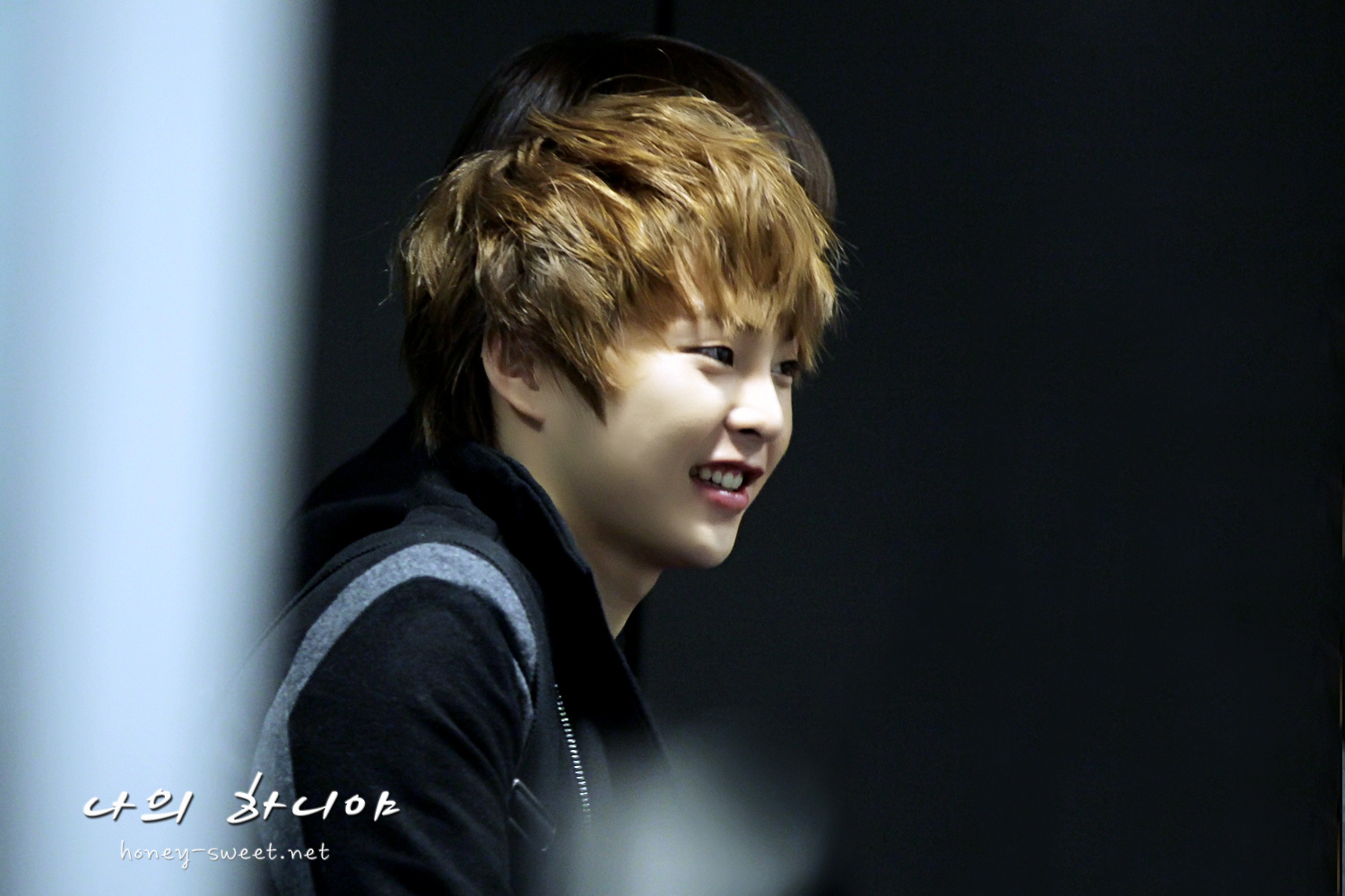 [Fantaken] 291112 EXO M XiuMin @ Incheon + HongKong Airport 7177edf9gw1dzj3onoq06j