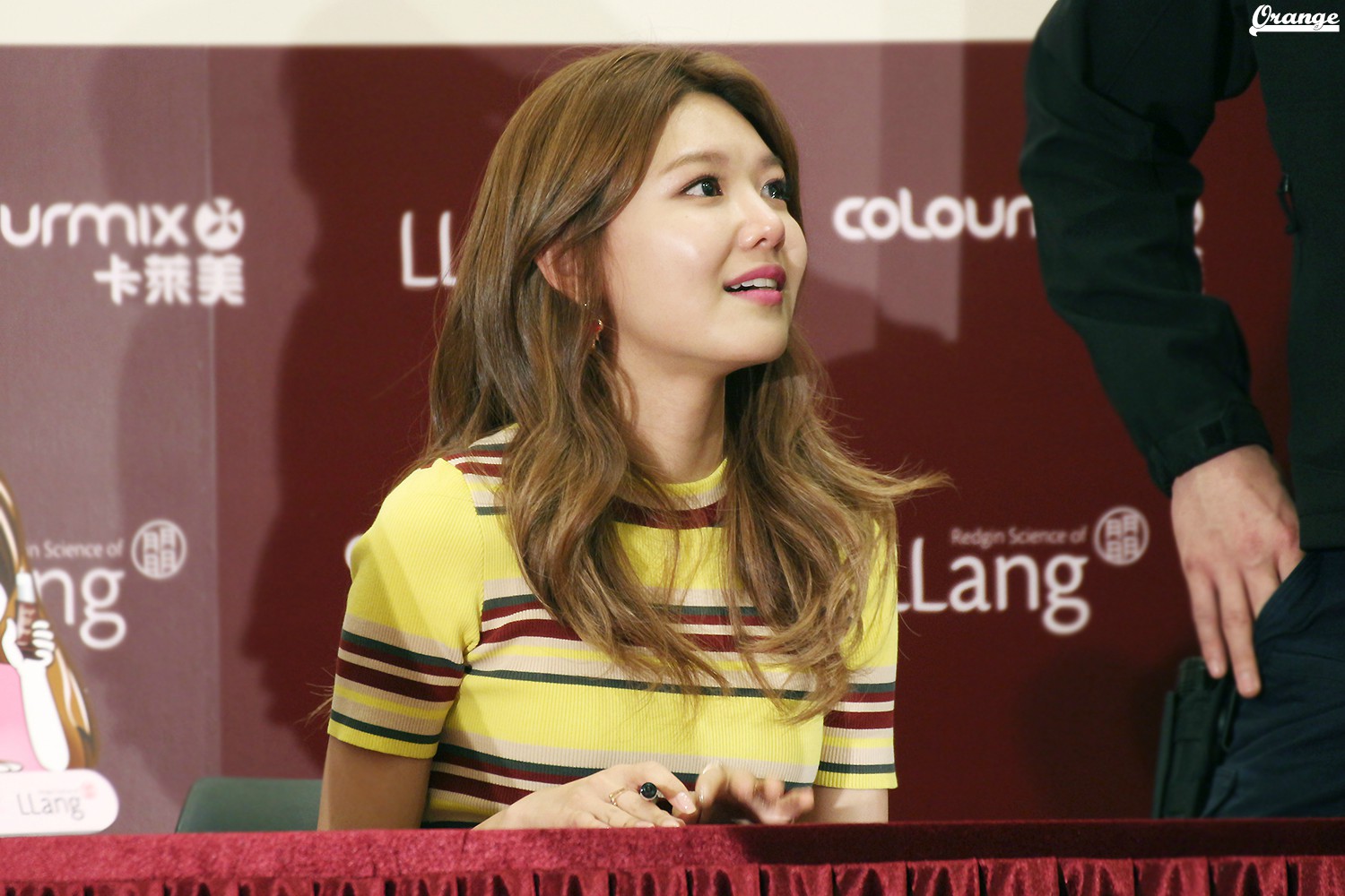 [PIC][04-02-2015]SooYoung xuất phát đi Hồng Kông để tham dự buổi fansign cho thương hiệu mỹ phẩm "LLang" - Page 3 74abf166jw1eoytfajx7aj215o0rsdmw