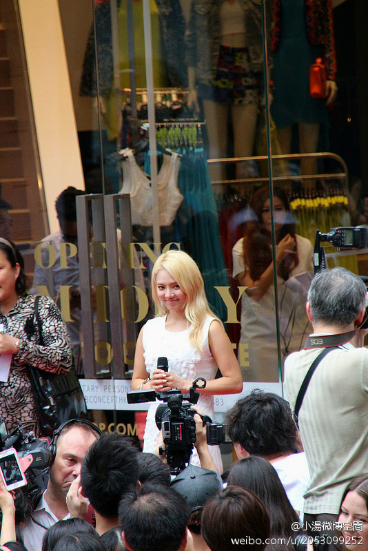 [PIC][06-06-2013]HyoYeon khởi hành đi Hồng Kông để tham dự Lễ khai trương cửa hàng "Topshop" chi nhánh ở Hồng Kông 7a5fcef4gw1e5fsp0x9o5j20eu0m8wm1