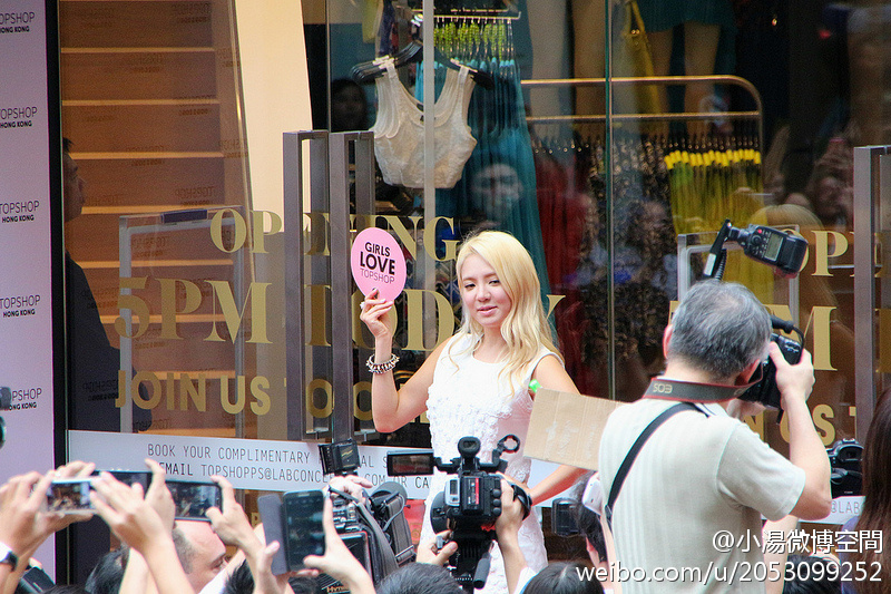 [PIC][06-06-2013]HyoYeon khởi hành đi Hồng Kông để tham dự Lễ khai trương cửa hàng "Topshop" chi nhánh ở Hồng Kông 7a5fcef4gw1e5ft1tn7umj20m80etaid