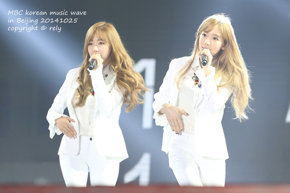 [PIC][24-10-2014]SNSD khởi hành đi Trung Quốc để biểu diễn tại "MBC Korean Music Wave in Beijing 2014" vào chiều nay - Page 4 7b30ece8gw1elopeo14t3j20xc0m8dk4