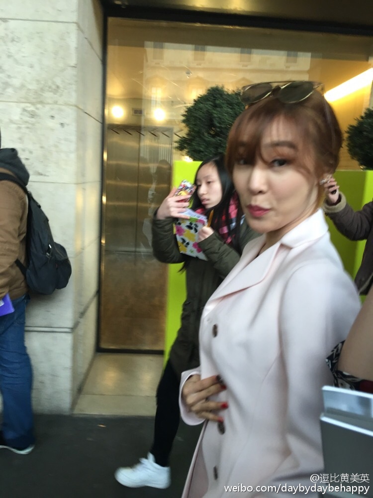 [PIC][03-03-2016]Tiffany khởi hành đi Pháp để tham dự "Paris Fashion Week 2016" vào sáng nay - Page 2 7c216877jw1f1l7uy9ptzj20ku0rswi2