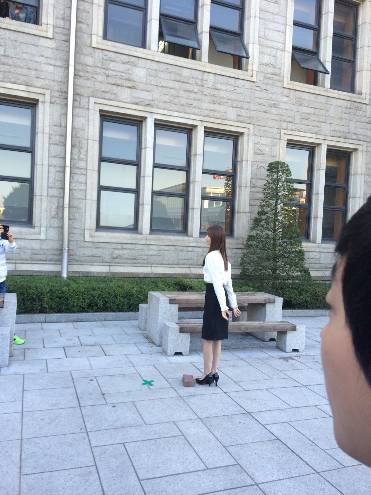 [PIC][15-10-2014]YoonA và SeoHyun xuất hiện tại Đại học Dongguk để chụp ảnh tốt nghiệp vào chiều nay 82ace5f8jw1elbvw2wu1xj20xc18gqhe