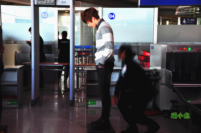 [Fantaken] 081212 EXO M XiuMin @ Incheon + Beijing Airport 872ae16ejw1dzq1gtrz3sj