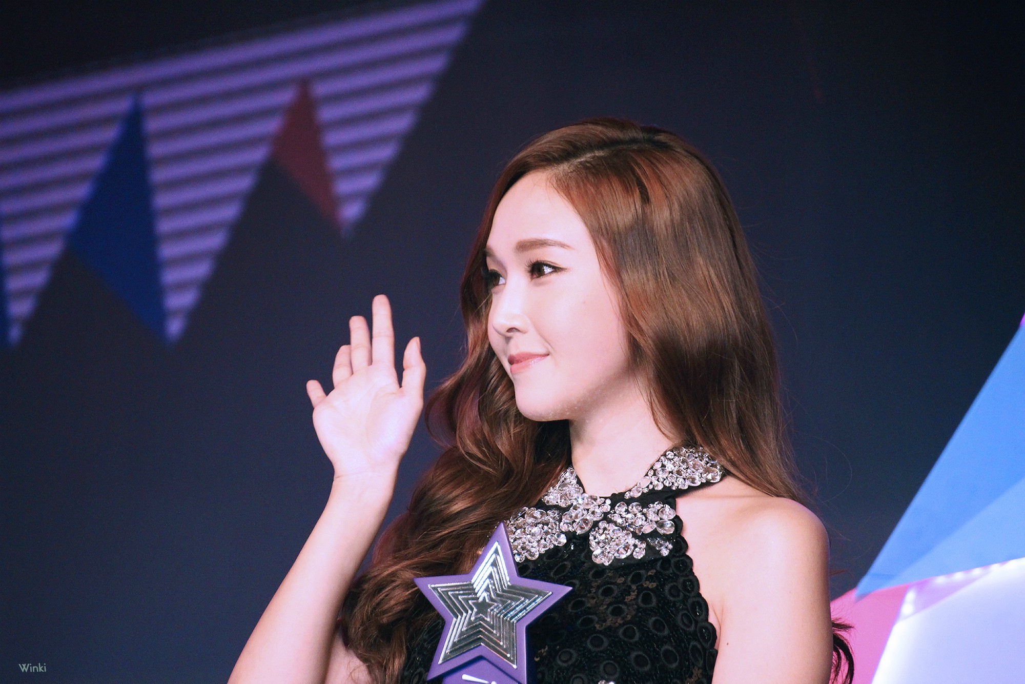 [PIC][07-12-2014]Jessica khởi hành đi Hồng Kông để tham dự "Yahoo Asia Buzz Award 2014" vào sáng nay - Page 2 8f6041f8jw1en4xkdaal9j21jk112aq4