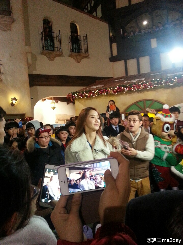 [PIC][27-11-2013]YoonA ghi hình cho chương trình "Guerilla Date" tại Lotte World vào tối nay 93f8d29djw1eazs6o4t8gj20k00qogq7