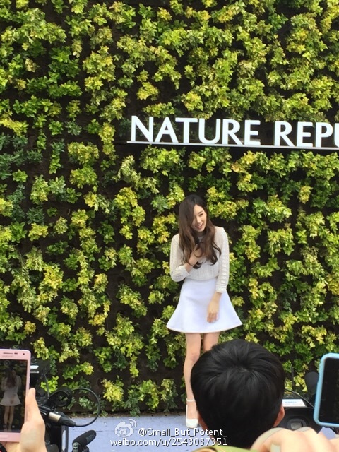 [PIC][23-04-2015]TaeYeon ghé thăm cửa hàng mỹ phẩm "NATURE REPUBLIC" ở Myeongdong vào trưa nay 9793aba7jw1erff2tftfpj20dc0hsgps