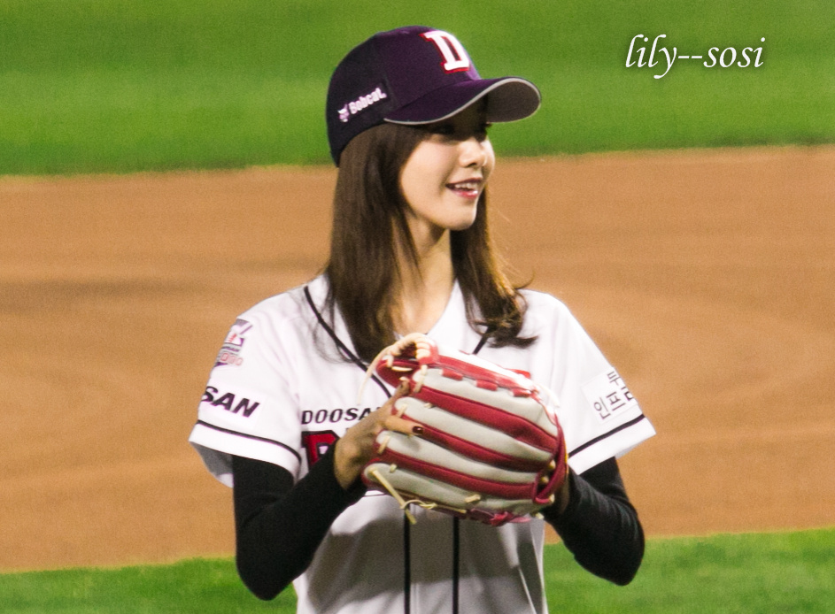 [PIC][21-10-2015]YoonA ném bóng mở màn cho trận đấu bóng chày giữa 2 đội Doosan Bears VS NC Dinos tại SVĐ Jamsil vào chiều nay 9b3dfba1jw1exbfecbdobj20q70jags7