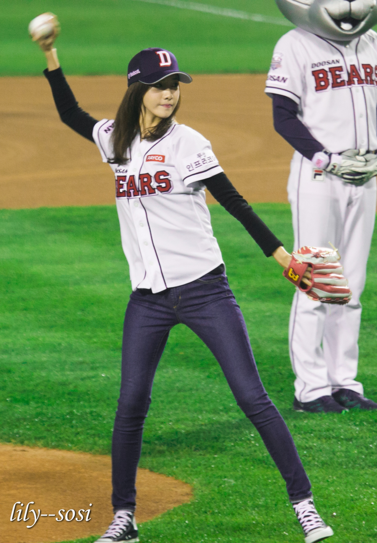 [PIC][21-10-2015]YoonA ném bóng mở màn cho trận đấu bóng chày giữa 2 đội Doosan Bears VS NC Dinos tại SVĐ Jamsil vào chiều nay 9b3dfba1jw1exbfeg85w3j20z61eo1h3