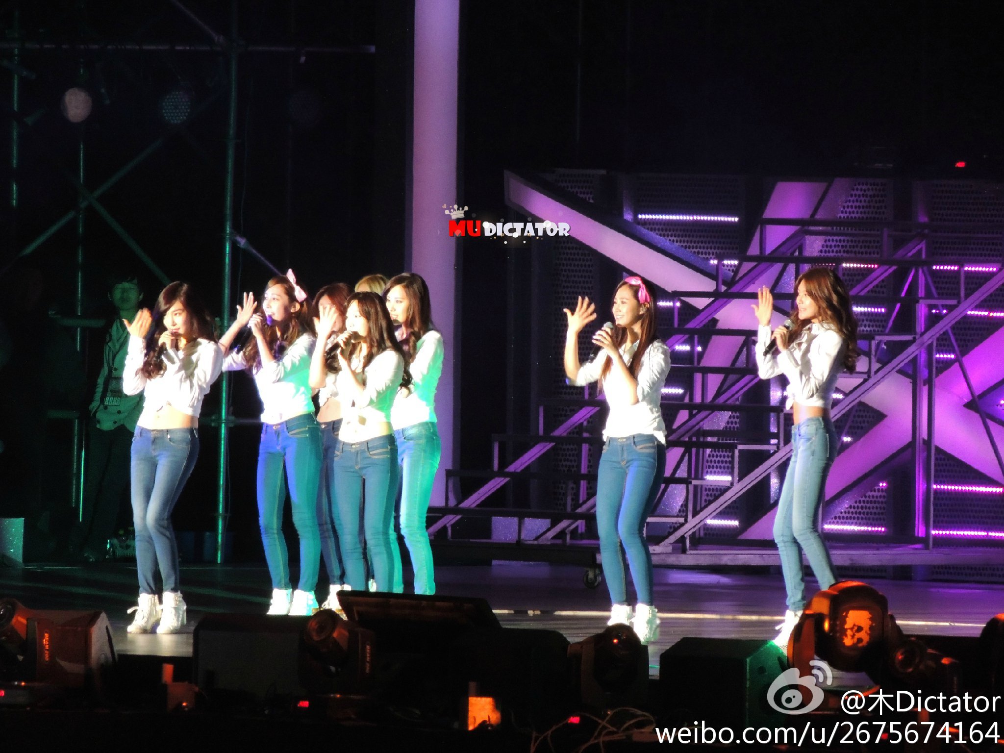 [PIC][18-10-2013]SNSD khởi hành đi Bắc Kinh để tham gia "SMTOWN Live World Tour III in Beijing" vào chiều nay - Page 4 9f7b8c34jw1e9reb8jsc7j21kw16otjx