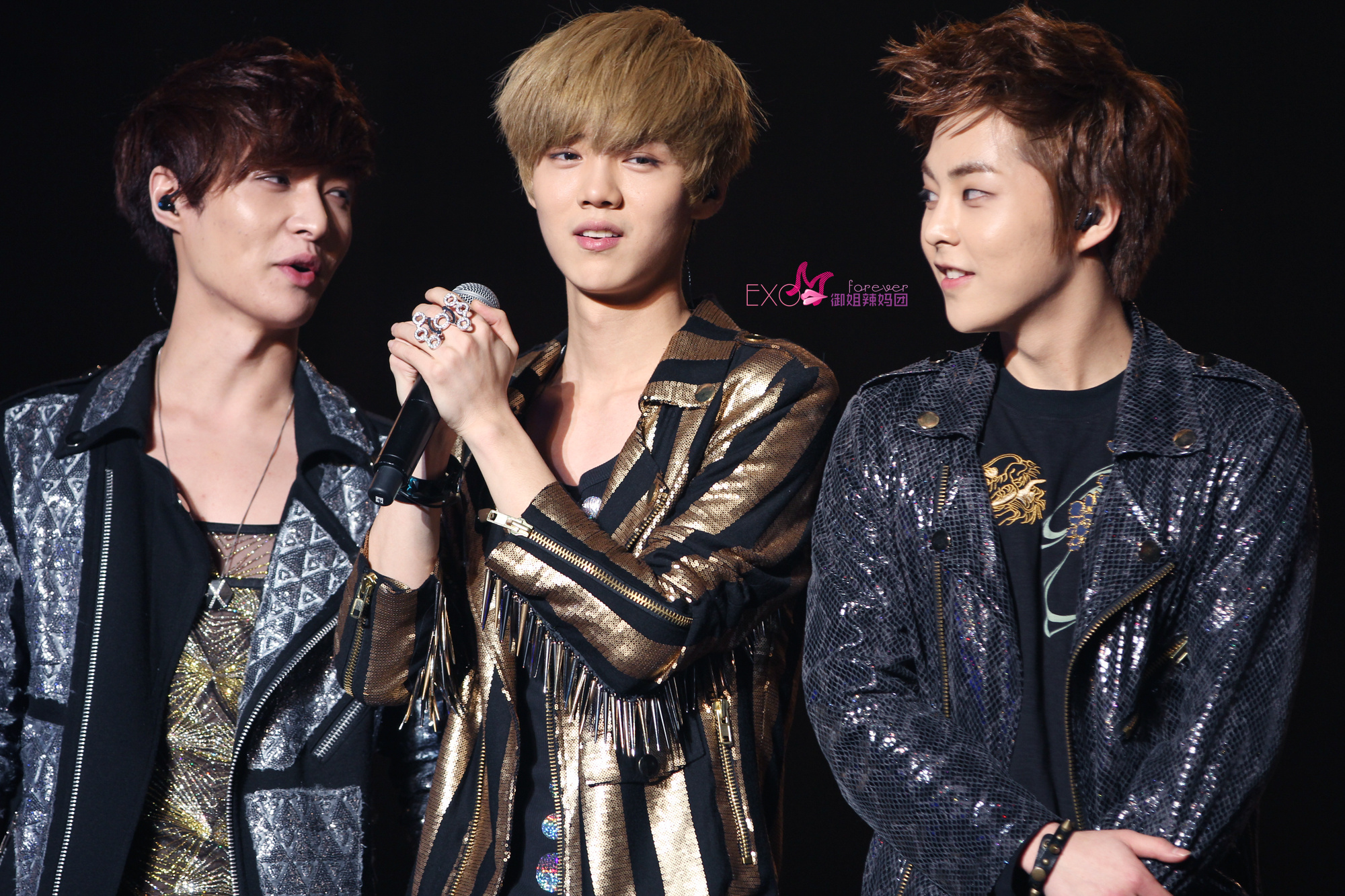 [Fantaken] 091212 EXO M XiuMin @ Chongqing Irreplaceable Concert  A1be8071jw1dzsfdjspz7j