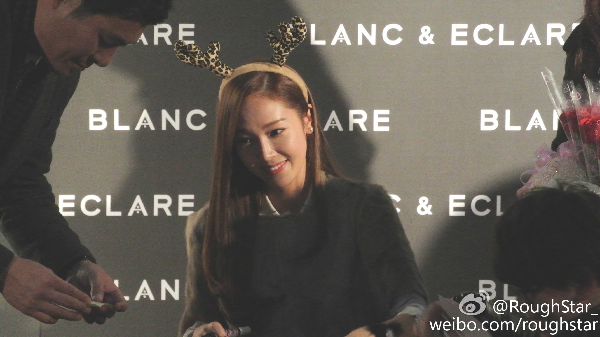 [PIC][22-12-2014]Jessica tham dự buổi fansign cho "BLANC&ECLARE" chi nhánh Seoul, Hàn Quốc vào chiều nay A75aa07ajw1enn53mx2vvj21kw0w07bo