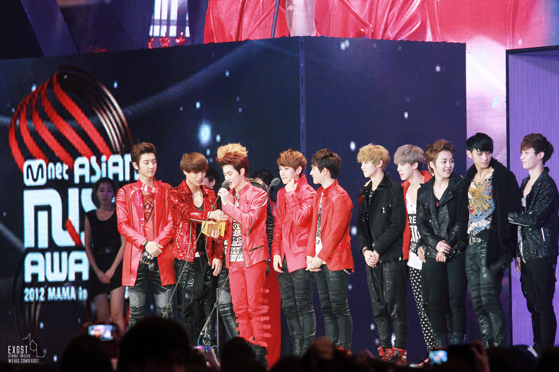 [Fantaken] 301112 EXO M XiuMin @ Mnet Asian Music Award 2012 A88b196dtw1dzkaf6hpi2j