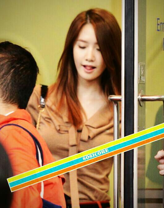 [PIC][31-10-2012]YoonA khởi hành đi Hồng Kông để tham gia sự kiện thời trang "Vivienne Westwood"  A8f6f66ejw1dyeabh0e5mj