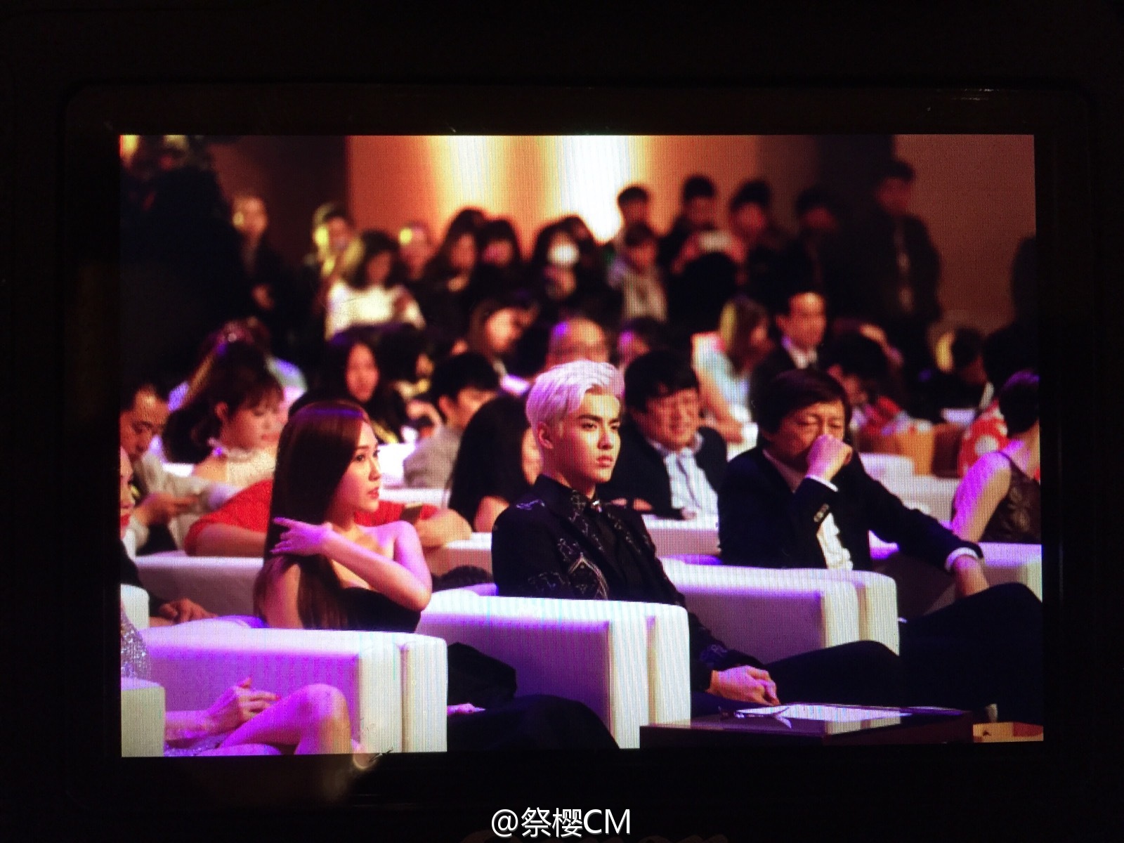 [PIC][23-12-2014]Jessica khởi hành đi Bắc Kinh để tham dự "Sohu Fashion Awards" vào sáng nay Adaf0487jw1enjz2vny0zj218g0xcdpv
