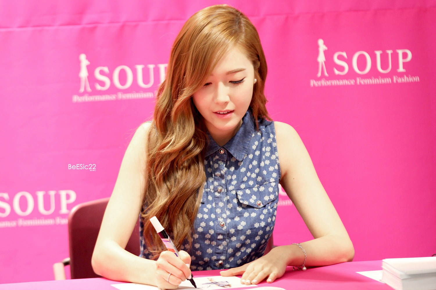 [PIC][14-06-2014]Jessica tham dự buổi fansign lần 2 cho thương hiệu "SOUP" vào trưa nay - Page 2 B43f1561jw1era3ycavt7j215o0rsqaa