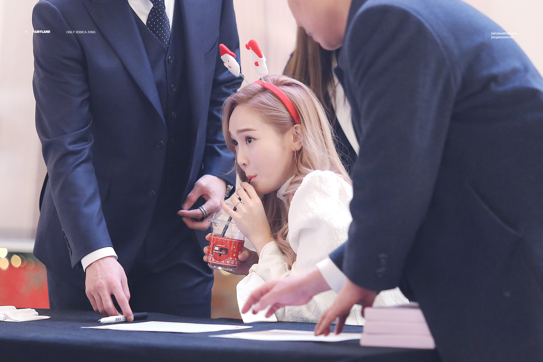 [PIC][14-12-2016]Jessica tham dự buổi Fansign cho “WONDERLAND” vào tối nay Bb8cd55cgw1farsctbiucj21e00xcnpd