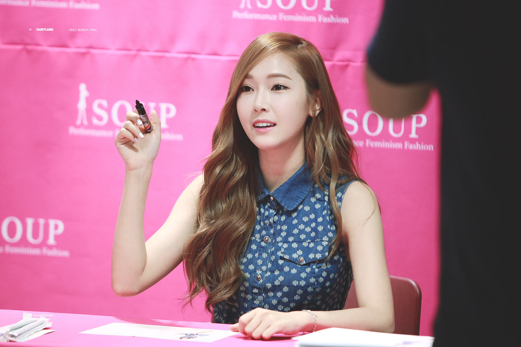 [PIC][14-06-2014]Jessica tham dự buổi fansign lần 2 cho thương hiệu "SOUP" vào trưa nay - Page 2 Be21ec30gw1f9udyeh991j21e00xckjl