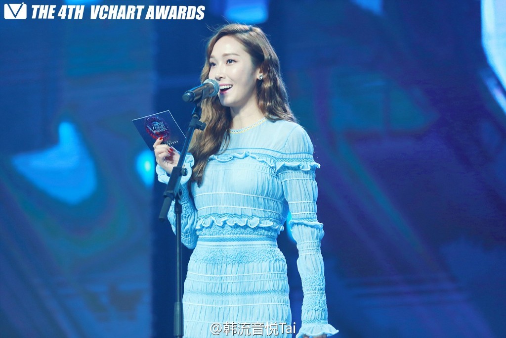 [PIC][10-04-2016]Jessica khởi hành đi Bắc Kinh - Trung Quốc để tham dự "THE 4TH VCHART AWARDS" vào sáng nay - Page 3 6d1a569djw1f2ss51l6x0j215o0rsagz