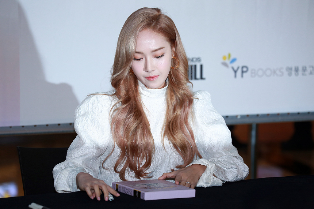 [PIC][14-12-2016]Jessica tham dự buổi Fansign cho “WONDERLAND” vào tối nay Abbf7254gw1faqpdxg2zwj215o0rs4g0