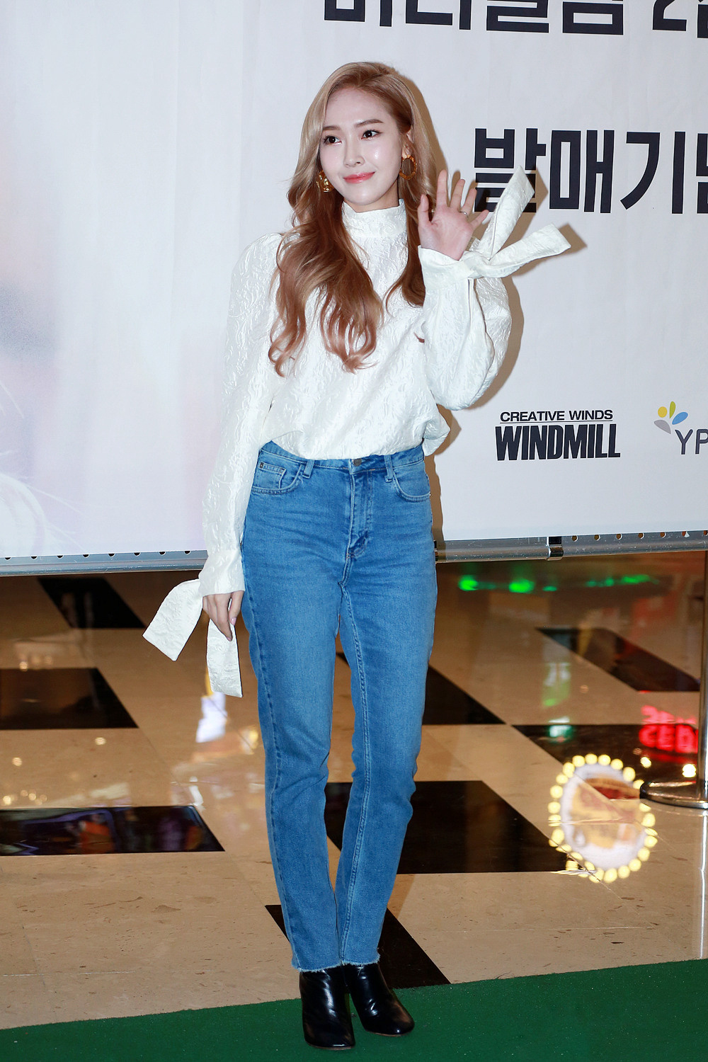 [PIC][14-12-2016]Jessica tham dự buổi Fansign cho “WONDERLAND” vào tối nay Abbf7254gw1faqpgfjprsj20rs15o4hj