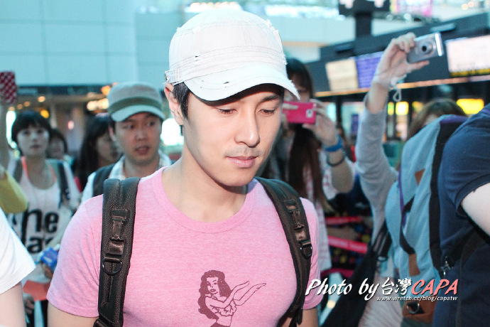 [20.8.12][Pics] Dongwan leaving Taoyuan Airport A05e60dfgw1dw3axfwkmxj