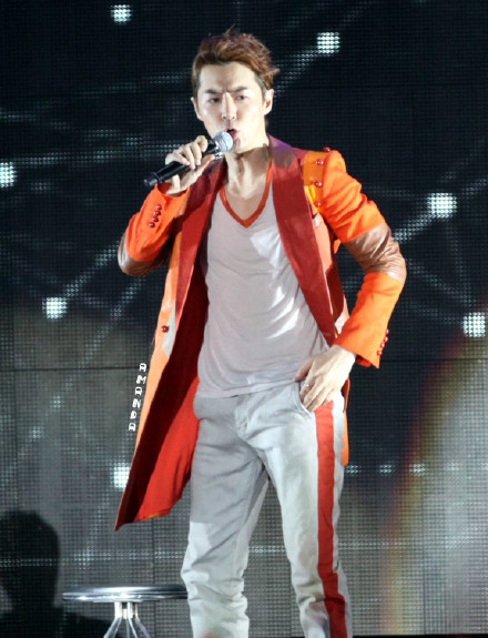 [1.5.12][Fanpics] Shinhwa @ 430 Shanghai concert 6ef20f3egw1dsj4g1q5w0j