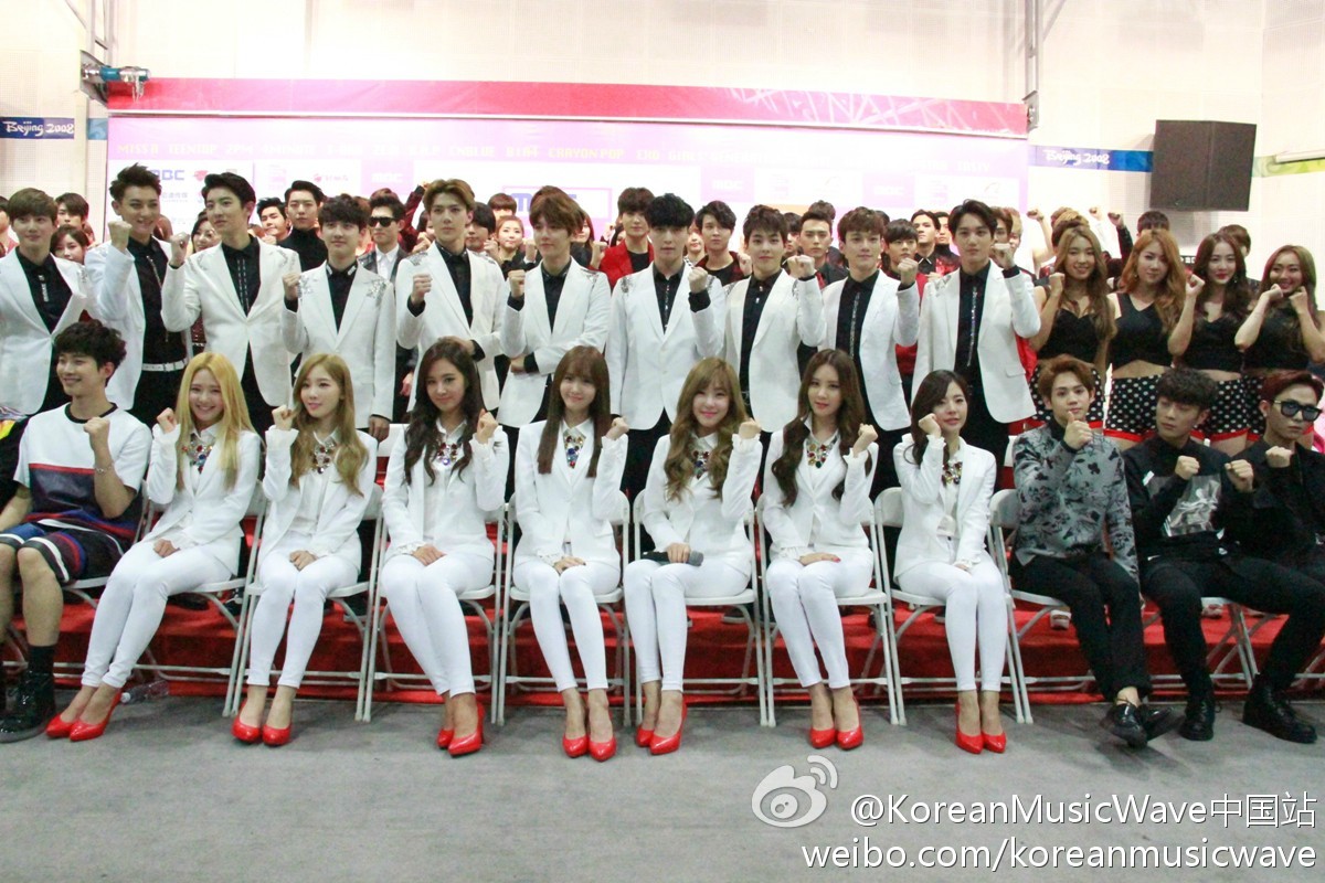 [PIC][24-10-2014]SNSD khởi hành đi Trung Quốc để biểu diễn tại "MBC Korean Music Wave in Beijing 2014" vào chiều nay - Page 2 005EU3jnjw1elpqz3hfjoj30xc0m8dmw