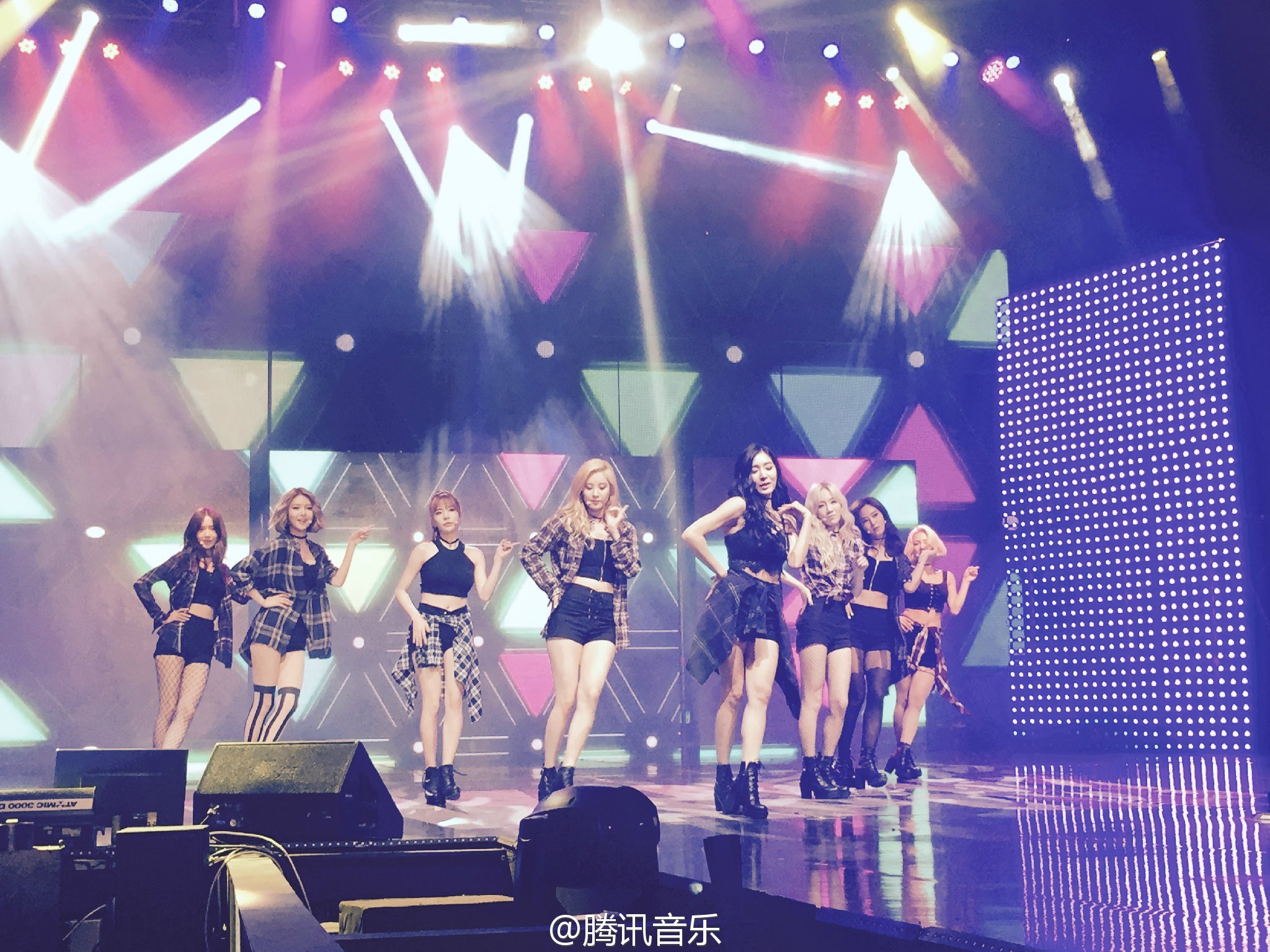 [PIC][31-08-2015]SNSD ghi hình cho chương trình “Arirang Simply K-Pop" và tham dự "Tencent Kpop Concert" tại Children's Grand Park WAPOP Hall vào hôm nay 005IsF4ojw1evm1m8hm51j31kw16o4do