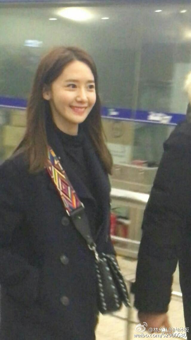 [PIC][13/14-12-2016]YoonA khởi hành đi Thượng Hải - Trung Quốc để tham dự sự kiện "2016 CeCi 美丽盛典/Beauty Awards" vào sáng nay 005Ssyi3gw1fap47r5pwhj30hs0vlt9w