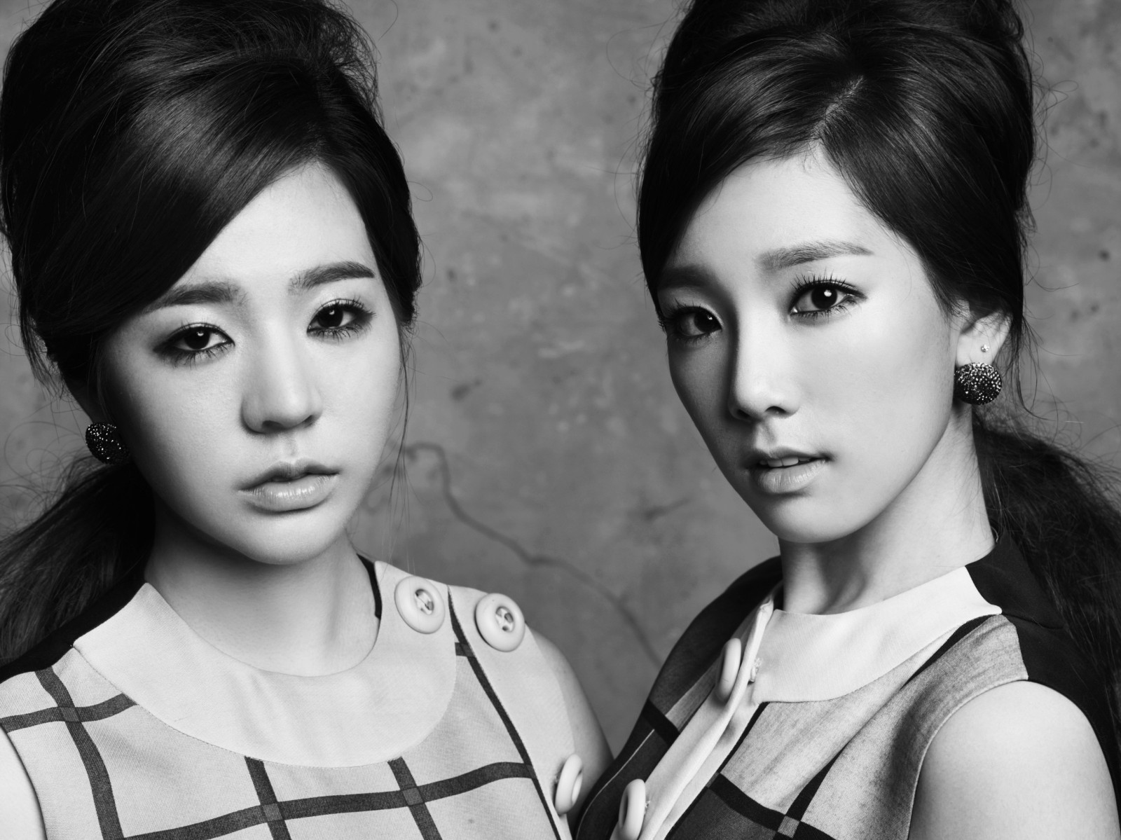  [PIC] 2011 SNSD - Single Magazine, edición diciembre (Sunny & Taeyeon) 4beeb8f0tw1dqnwywywy7j