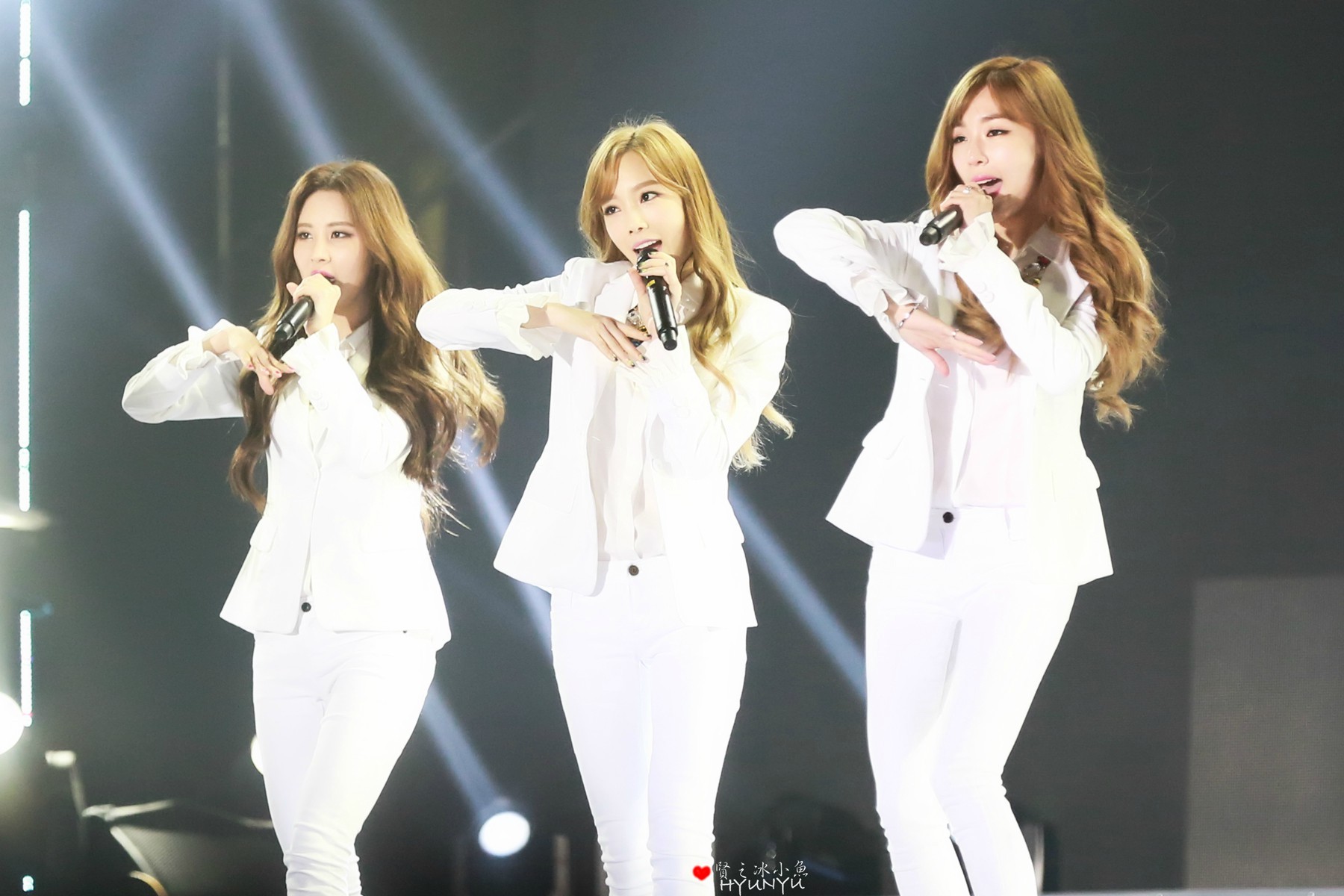 [PIC][24-10-2014]SNSD khởi hành đi Trung Quốc để biểu diễn tại "MBC Korean Music Wave in Beijing 2014" vào chiều nay - Page 3 58cb28eajw1elopkv5c9qj21e00xc10a